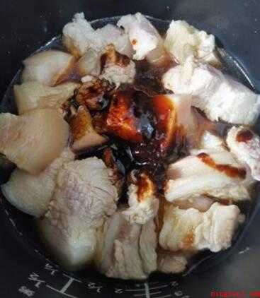 红焖肉应该怎么做(红烧肉色泽鲜红,肉皮柔软,肥肉甘甜,瘦肉不柴,味道鲜美)