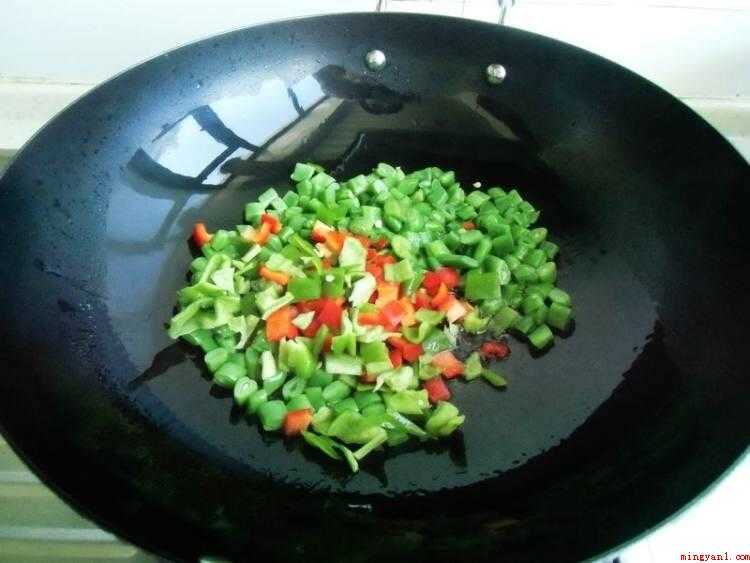 蛋炒豆角怎么炒好吃（鸡蛋定型,快速用筷子划散）