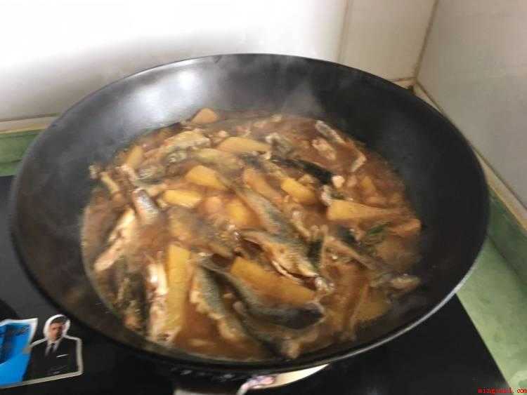 柳根鱼的做法（去鳞鱼,清洁内脏备用。）