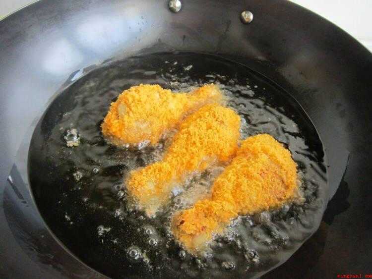 大个的鸡腿怎么做好吃（食物提前准备:鸡小腿、食用油、盐、生鸡蛋、面包糠、辣椒粉、孜）
