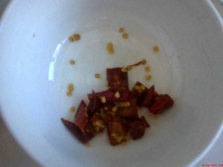 炒北瓜怎么做好吃(白瓜片和青椒一起装进去)