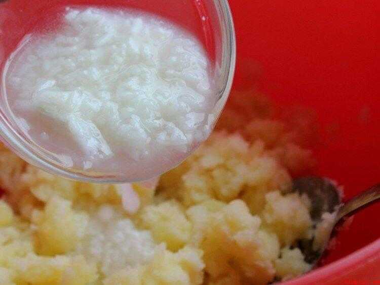 米饼怎么做(马铃薯、糯米粉和米酒备好)