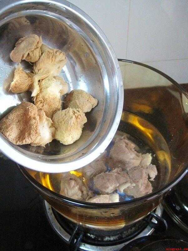 猴头菇怎么做（猴头菇提前一晚浸泡,隔一段时间换一遍水）