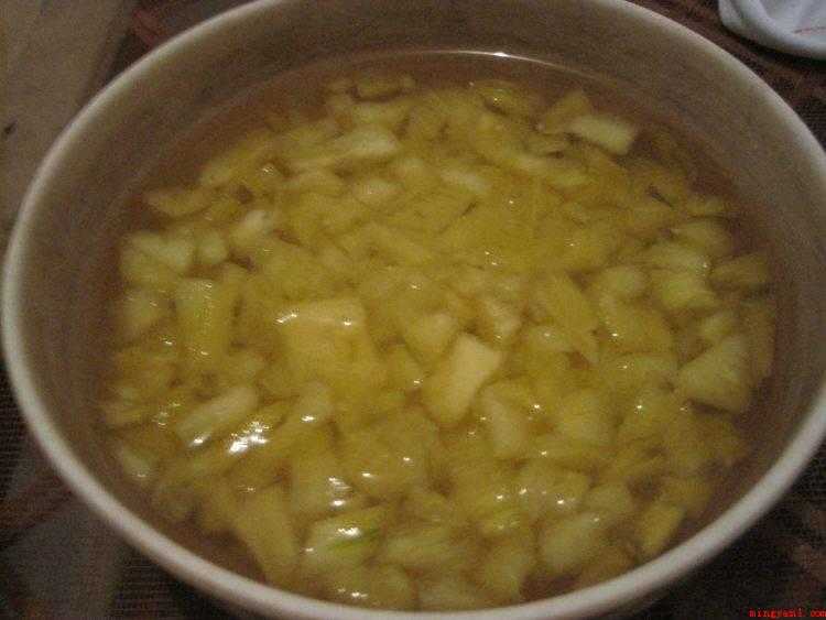 刨冰怎么做(多功能料理机粉碎,用擀面棍敲碎,凹凸感)