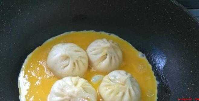 剩包子怎么做好吃法(剩包子4个,生鸡蛋2个,小香葱2根,黑芝麻粉)