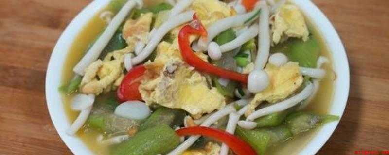 炒丝瓜怎么炒好吃（海鲜菇一包、丝瓜3根、鸡蛋3个、食用盐、红菜椒、鸡粉、葱段）