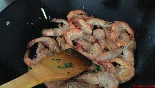 炒虾怎么做好吃(一道美味又营养的家常爆炒虾就这么简单地做好了)