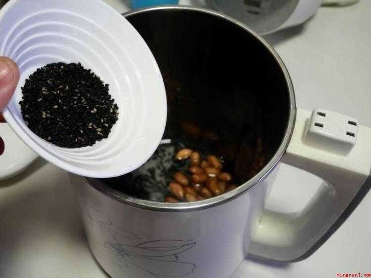 芝麻怎么做好吃又简单(食物提前准备:大米和黑米放进豆浆机中泡浸20分钟)