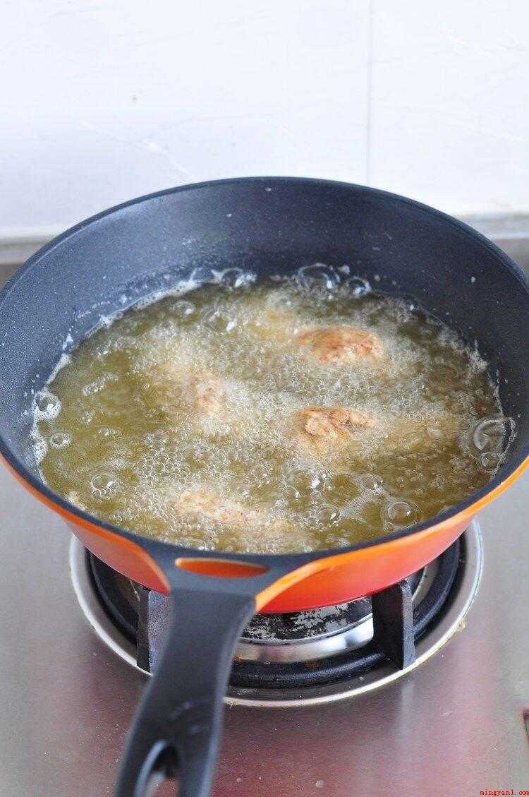 鸡腿怎么弄才好吃(鸡腿一个挂上鸡蛋土豆糊)