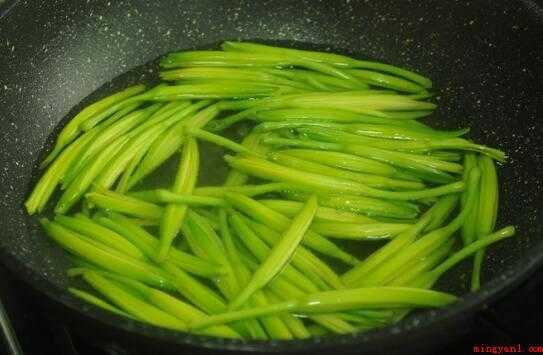 金针菜怎么吃(清香扑鼻的金针菜,咸鲜入味,香气怡人)