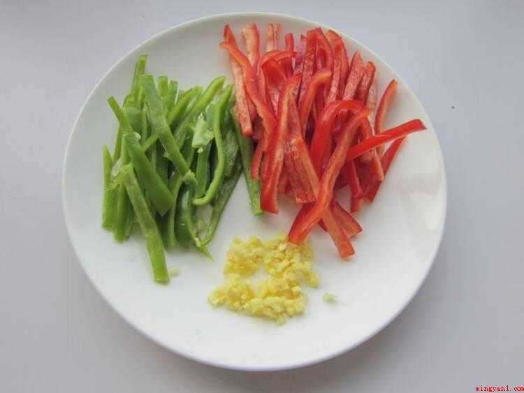 榨菜怎么做好吃（食材准备:榨菜、瘦肉、青红辣椒、植物油、盐、味极鲜、鸡精、淀）
