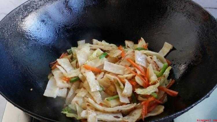 炒饼丝怎么做好吃（食物提前准备:春饼300克、青椒1个、红萝卜1根、包心菜）