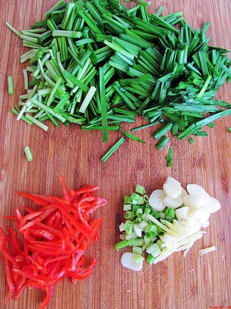 鱿鱼炒韭菜怎么炒(吃鱿鱼是一种好的选择,鱿鱼其营养价值毫不逊色于牛肉和金枪鱼)