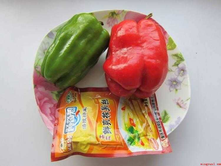 榨菜怎么做好吃（食材准备:榨菜、瘦肉、青红辣椒、植物油、盐、味极鲜、鸡精、淀）