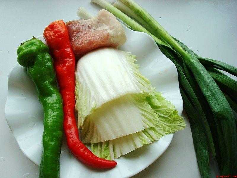 炒大白菜怎么做好吃(卷心菜杆、猪肉、蒜苗、五香粉、芝麻油(可选)、鸡精、淀粉。)