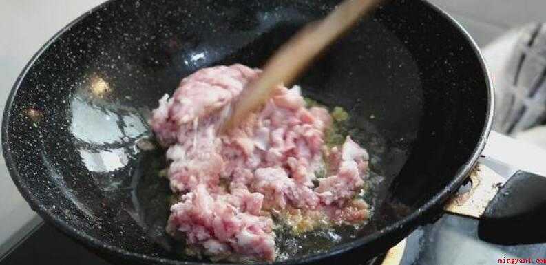 肉沫豆角怎么做(长豆角500克、肉末适量)