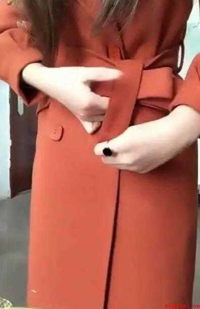 腰带的系法(腰带系法:蝴蝶结包裹在腰上Z形状折叠腰带的长段)