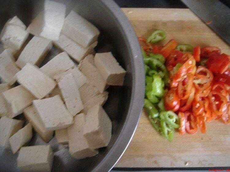 豆腐炒辣椒怎么做(食物提前准备:豆腐300克辣椒50克、油适当、盐适量)