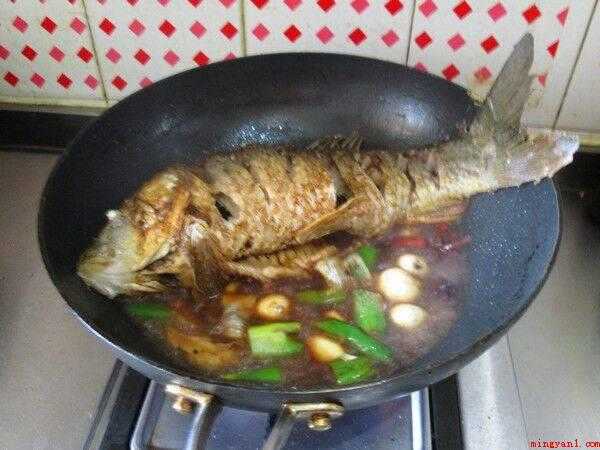 红烧鲤鱼怎么做（鲤鱼洗净,去鳞去腮去内脏,再冲去血水。）