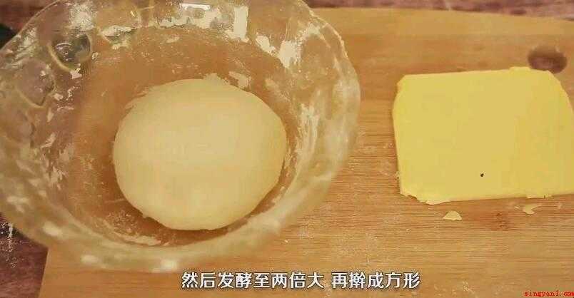 面包如何做(面团和黄油要步调一致,用三擀三折的方法)