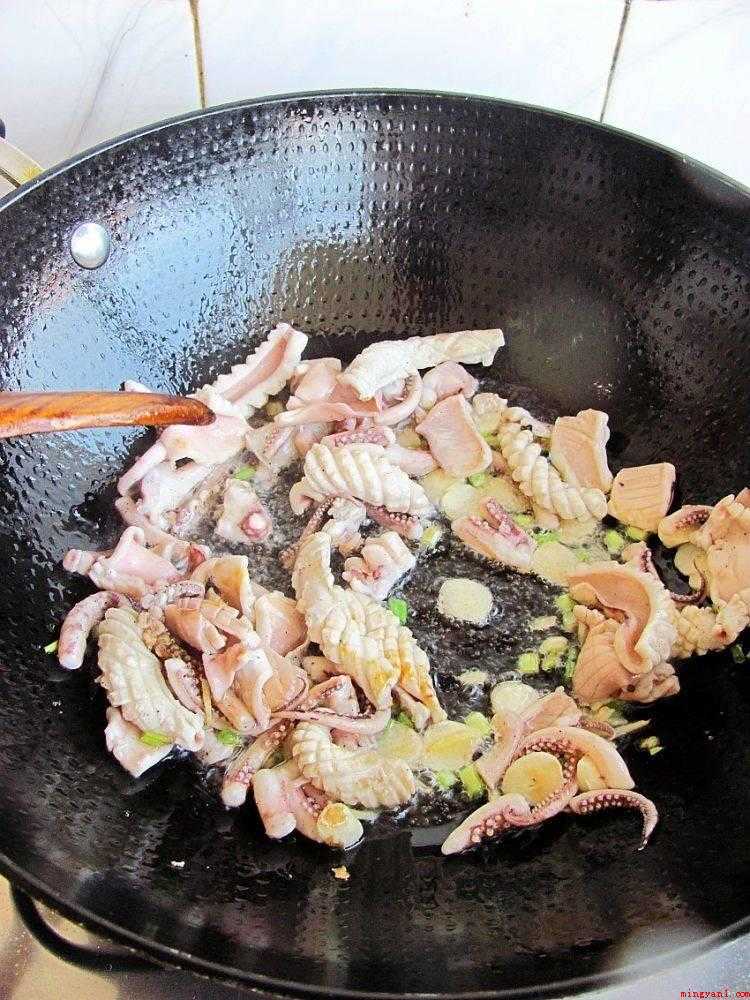 鱿鱼炒韭菜怎么炒(吃鱿鱼是一种好的选择,鱿鱼其营养价值毫不逊色于牛肉和金枪鱼)