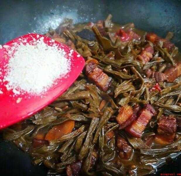 干缸豆怎么做(干豇豆烧肉主料:五花肉4葱一根,姜一块,冰糖15克、生抽10)