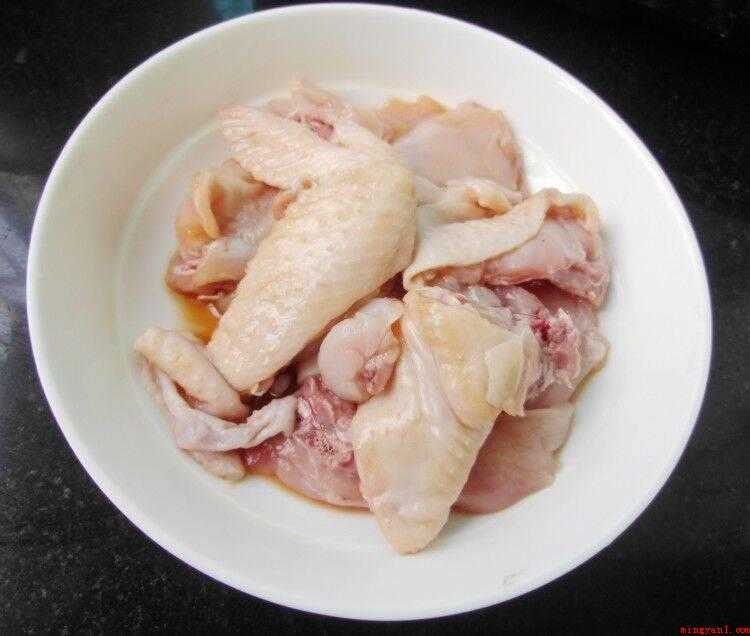 浸鸡的做法（鸡斩小块,加盐、料酒、生抽、白糖拌匀腌20分钟）