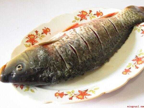 红烧鲤鱼怎么做（鲤鱼洗净,去鳞去腮去内脏,再冲去血水。）