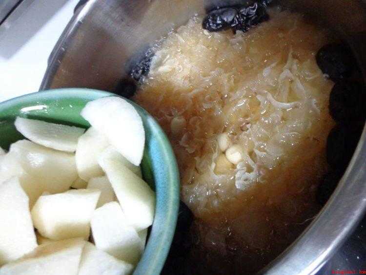 新鲜的莲子怎么做好吃（银耳和莲子洗净泡的做法）