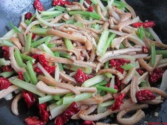 牛肚怎么做(食物提前准备:熟牛肚、辣皮子、花椒粒、白胡椒粉、圆葱、毛芹、)