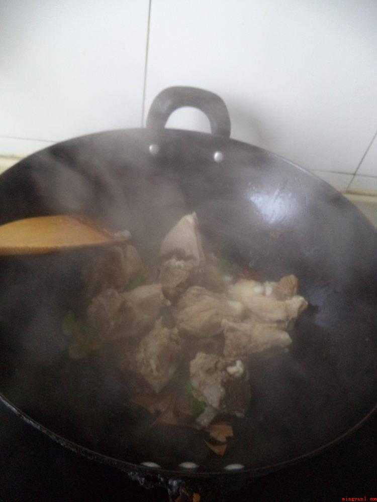 白萝卜怎么炒(食材准备:白萝卜1根排骨500克、油适量、大料3个、香叶2片)