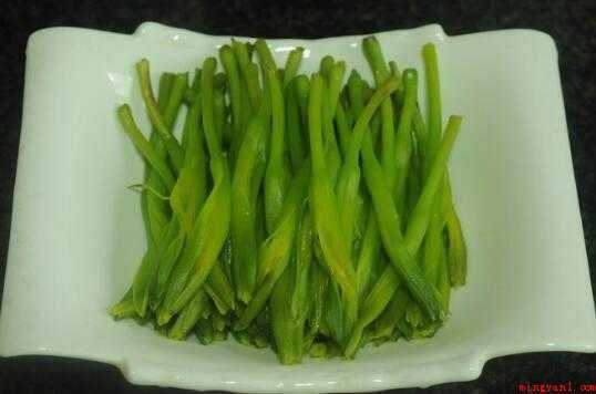 金针菜怎么吃(清香扑鼻的金针菜,咸鲜入味,香气怡人)