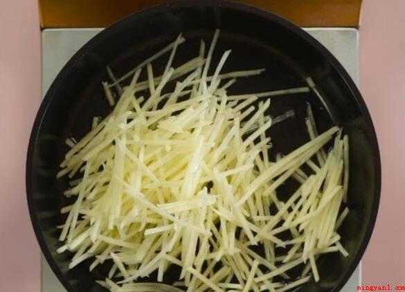 炒土豆丝怎么不粘锅（炸土豆丝前,在水中清洗淀粉）