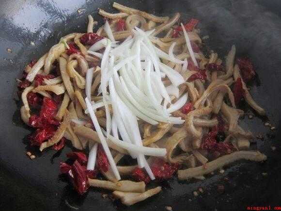 牛肚怎么做(食物提前准备:熟牛肚、辣皮子、花椒粒、白胡椒粉、圆葱、毛芹、)
