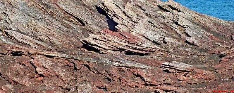 砂岩属于什么类岩石(砂岩是一种沉积岩,主要由各种砂粒组成,颗粒直径为0)