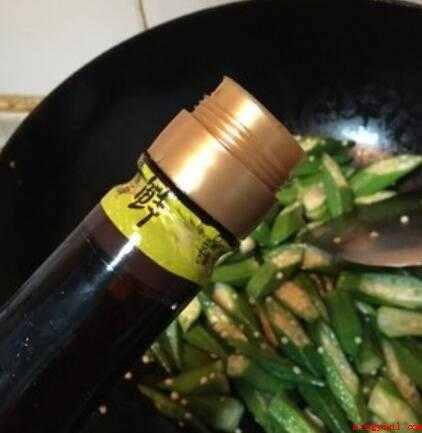 秋葵炒肉怎么做(夹心肉炒菜,口感嫩滑不柴,肥瘦相间)