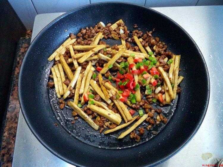 豆干条怎么炒（豆干切条,肉末切小粒,加入酱油,生粉拌匀腌制,大蒜和青椒切小）