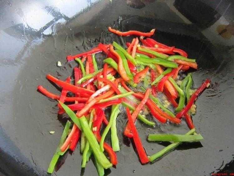 榨菜怎么做好吃（食材准备:榨菜、瘦肉、青红辣椒、植物油、盐、味极鲜、鸡精、淀）