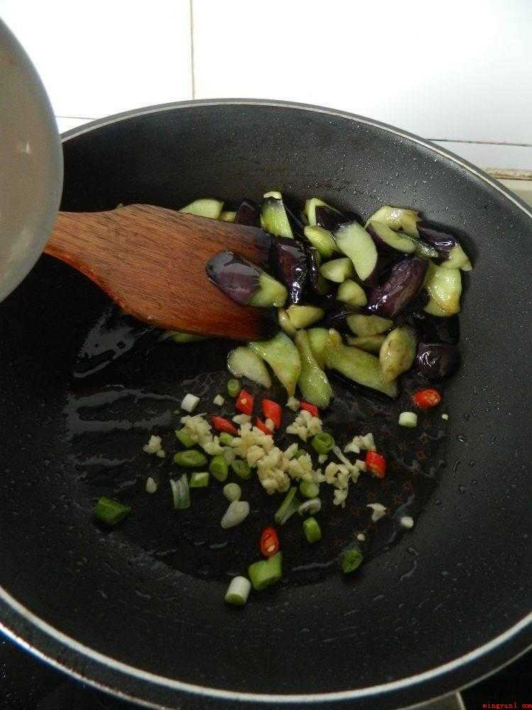 怎么烧茄子好吃又简单(茄子这样做,简单又好吃)
