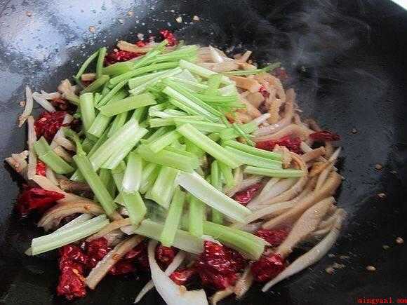牛肚怎么做(食物提前准备:熟牛肚、辣皮子、花椒粒、白胡椒粉、圆葱、毛芹、)