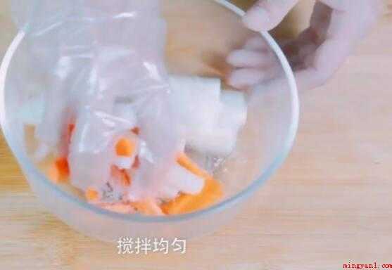 泡萝卜怎么做（白醋20ml、盐10g、胡萝卜一根、干辣椒）