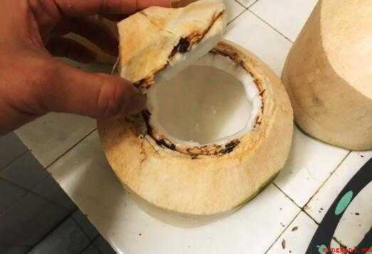 椰奶冻怎么打开(椰奶冻从冰箱里取出后,撕下保鲜膜,揭开之前打开的盖子就可以吃)