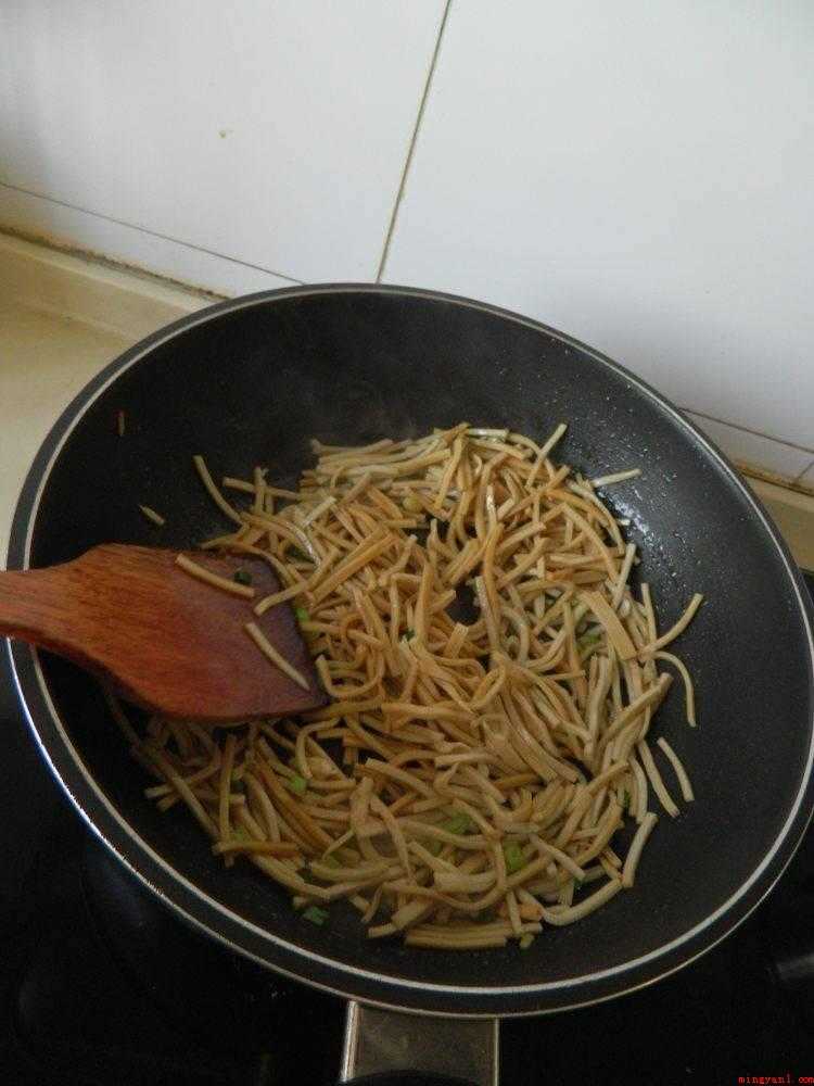 豆腐丝怎么炒好吃又简单（豆腐丝的做法_健康频道）