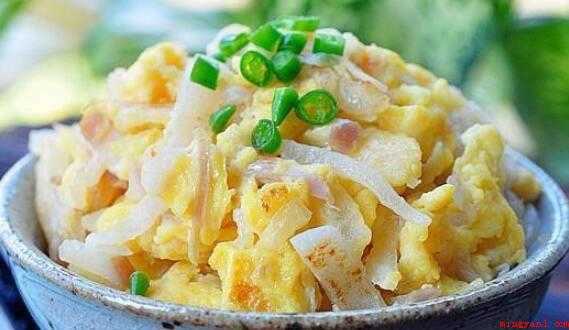 什么菜可以炒鸡蛋(杏鲍菇、豆制品、圆葱、箩卜、白菜等可以炒鸡蛋)