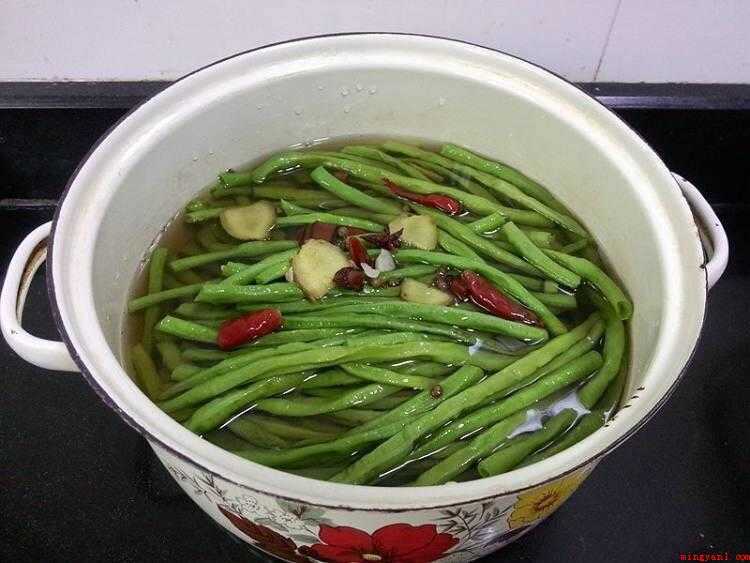 怎样腌制豆角(豇豆的食材准备,豇豆用清水漂净。)