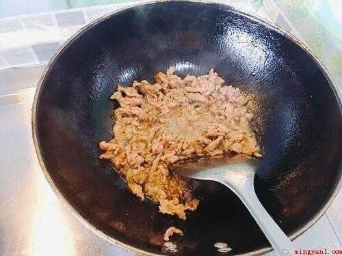 青椒牛肉丝怎么炒(青椒丝和黑木耳丝一起炒断生后加盐调味出锅)