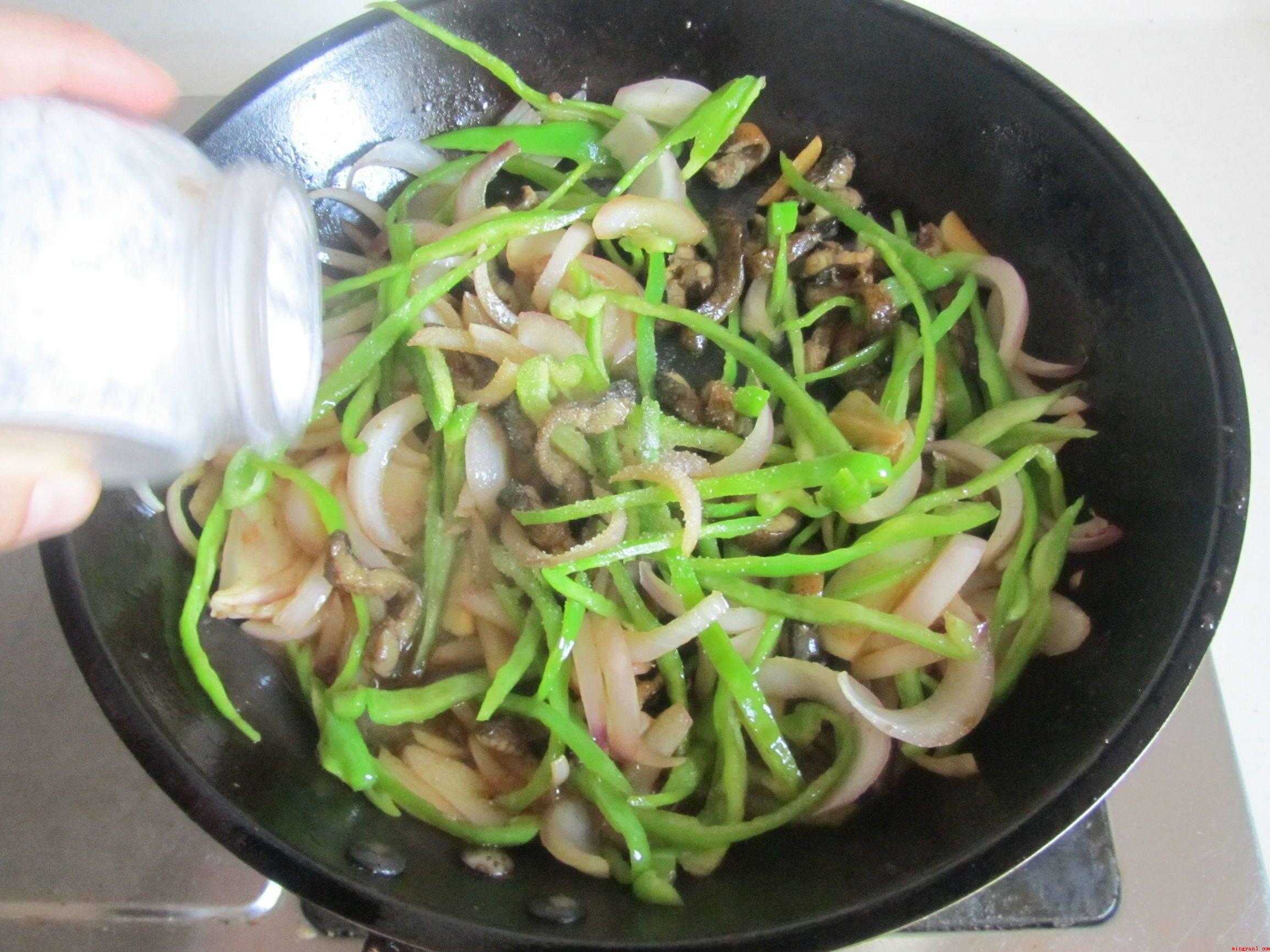 鳝鱼怎么做(食材准备:鳗鱼、洋葱、热锅凉油)
