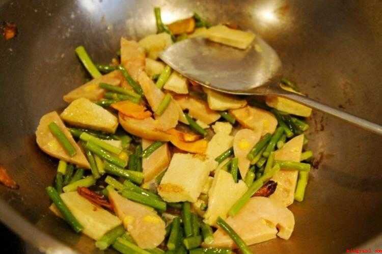炒冻豆腐怎么做好吃(蒜薹清洗切条,香肠斜切片。)