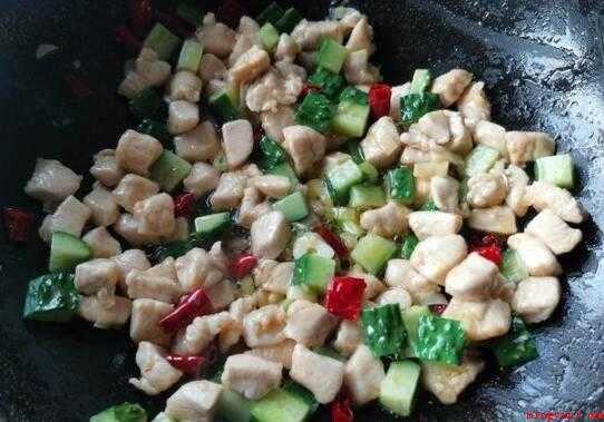 怎么炒鸡丁好吃(美食推荐:鸡胸脯肉1块、黄瓜半根、油炒花生米)