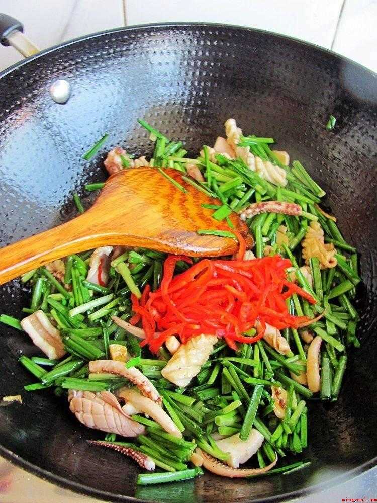 鱿鱼炒韭菜怎么炒(吃鱿鱼是一种好的选择,鱿鱼其营养价值毫不逊色于牛肉和金枪鱼)